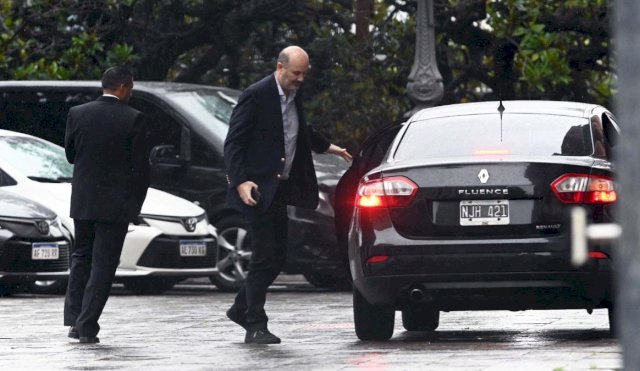 Sturzenegger defendió la legalidad del DNU: