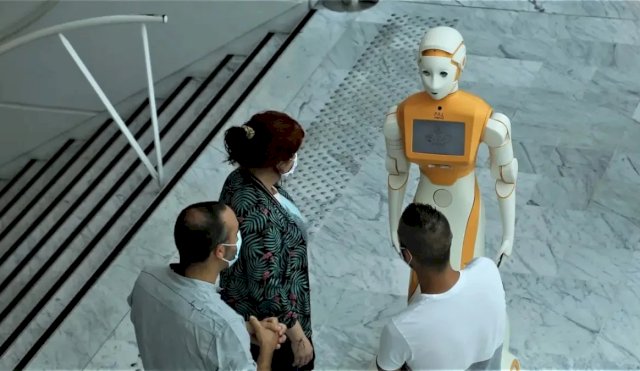 Un hospital francés pone a prueba sus nuevos robots de asistencia social